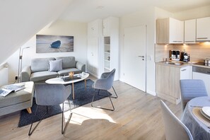 TV, books, stereo - Herzlich Willkommen im Appartement Hoyring (List)