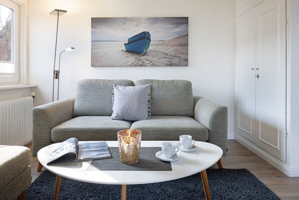 TV, books, stereo - Herzlich Willkommen im Appartement Hoyring (List)