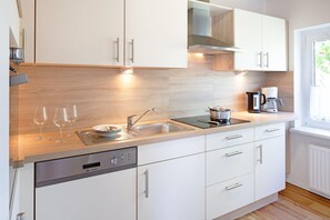 Kylskåp, mikrovågsugn, spishäll och diskmaskin