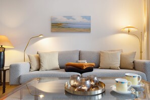 Televisie, een tafeltennistafel, boeken en een stereo