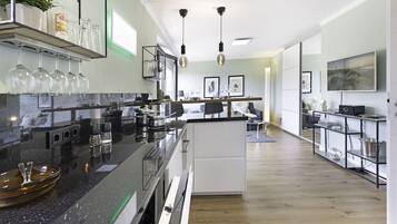 Een koelkast, een magnetron, een oven, een kookplaat