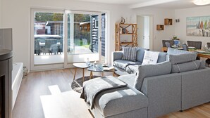 Fernseher, Kamin, DVD-Player, Tischtennisplatte