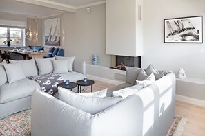 Televisión, chimenea, tenis de mesa y estéreo 