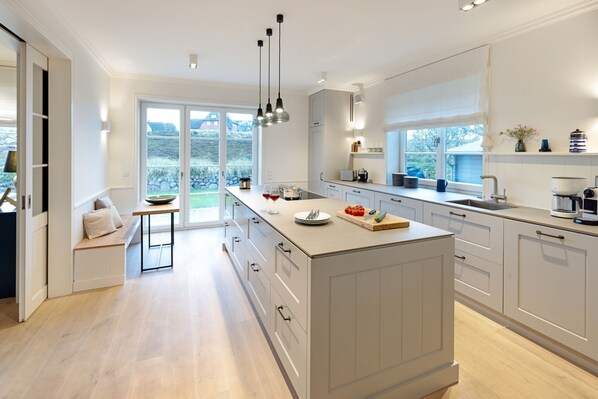 冷蔵庫、電子レンジ、オーブン、コンロ