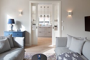 Fernseher, Kamin, Tischtennisplatte, Stereoanlage