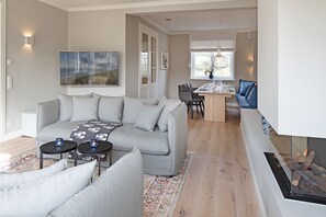 TV, fireplace, table tennis, stereo