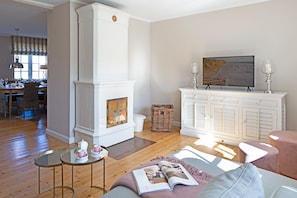 TV, fireplace, stereo