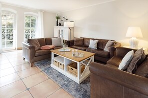 Televisión, chimenea, reproductor de DVD y tenis de mesa 