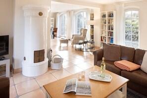 Fernseher, Kamin, DVD-Player, Tischtennisplatte