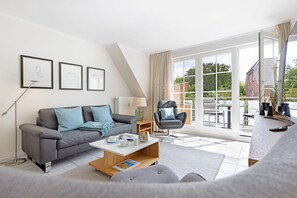 Téléviseur, livres, chaîne audio