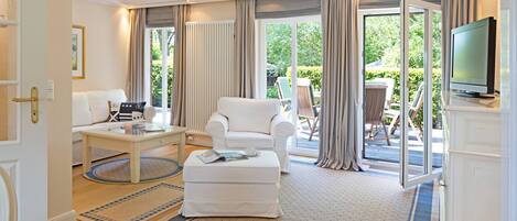 Una televisión, una mesa de tenis de mesa