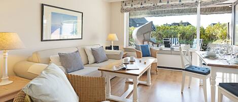 Fernseher, Bücher, Musikbibliothek, Stereoanlage