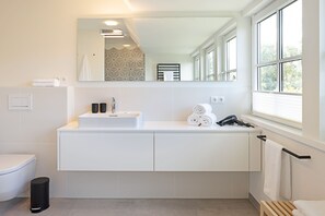 Dusche, Haartrockner, Handtücher