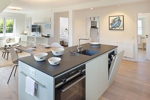 Geladeira, fogão, cooktop, lava-louças