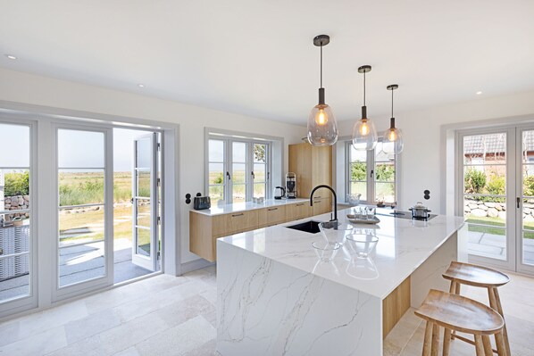 Geladeira, fogão, cooktop, lava-louças