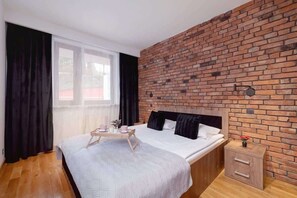 1 habitación, tabla de planchar con plancha, wifi y ropa de cama