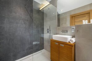 Dusche, Haartrockner, Shampoo