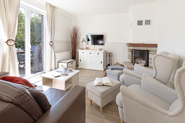 TV, fireplace - Herzlich Willkommen im Ferienhaus Oase (List auf Sylt)
