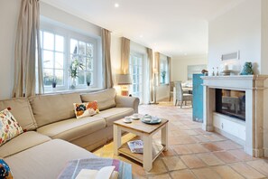 Fernseher, Kamin, DVD-Player, Bücher
