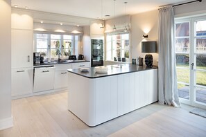 Kjøleskap, ovn, kokeplater og oppvaskmaskin