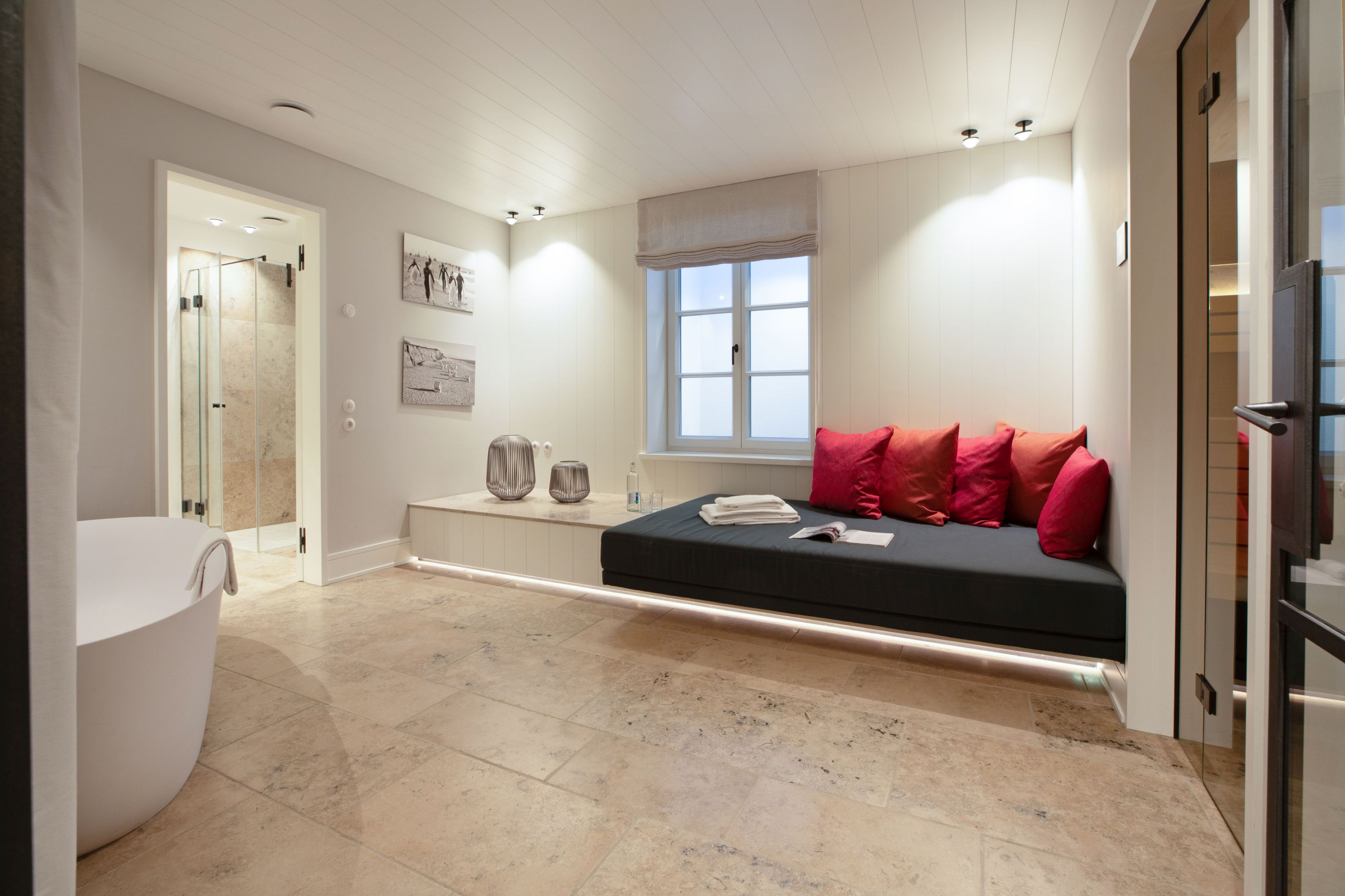 Une chambre à coucher moderne avec un lit, une fenêtre et une salle de bain.