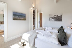 Ein Schlafzimmer mit einem Bett, einem Schrank und zwei an der Wand befestigten Bildern.