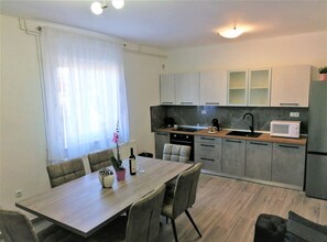 아파트 (Three Bedroom Apartment with Terrace) | 전용 주방 | 냉장고, 식탁