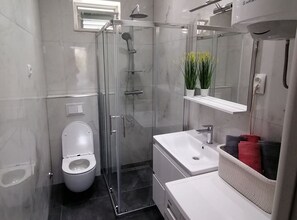 Apartment (Three Bedroom Apartment with Terrace) | Bathroom