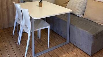 Mobil enhet (Two bedroom mobile home with Terrace) | Vardagsrum | Platt-tv