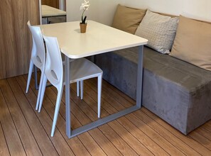 Casa móvil (Two bedroom mobile home with Terrace) | Sala de estar | Una televisión de pantalla plana