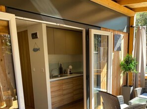 Casa móvil (Two bedroom mobile home with Terrace) | Cocina privada | Frigorífico