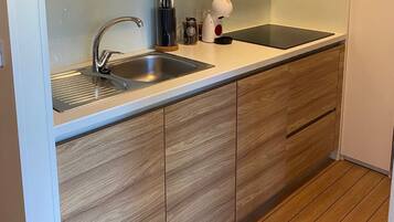 Mobil Karavan (Two bedroom mobile home with Terrace) | Dapur pribadi | Lemari es