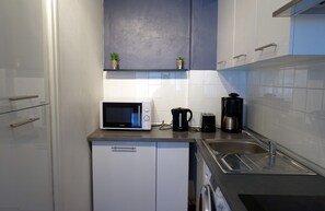 Frigorifero, microonde, forno, piano cottura