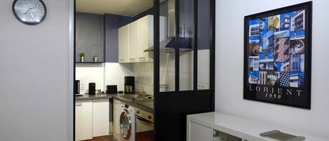 冷蔵庫、電子レンジ、オーブン、コンロ