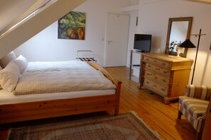 Escritorio, wifi gratis, ropa de cama