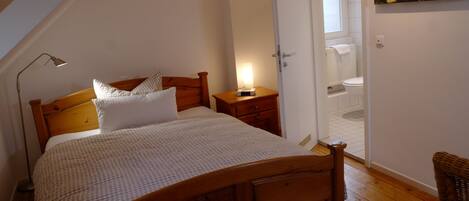 Double Room | Desk, free WiFi, bed sheets