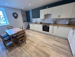 Oven, toaster, dining tables - Marsden House Apartment 3 (Whitchurch)