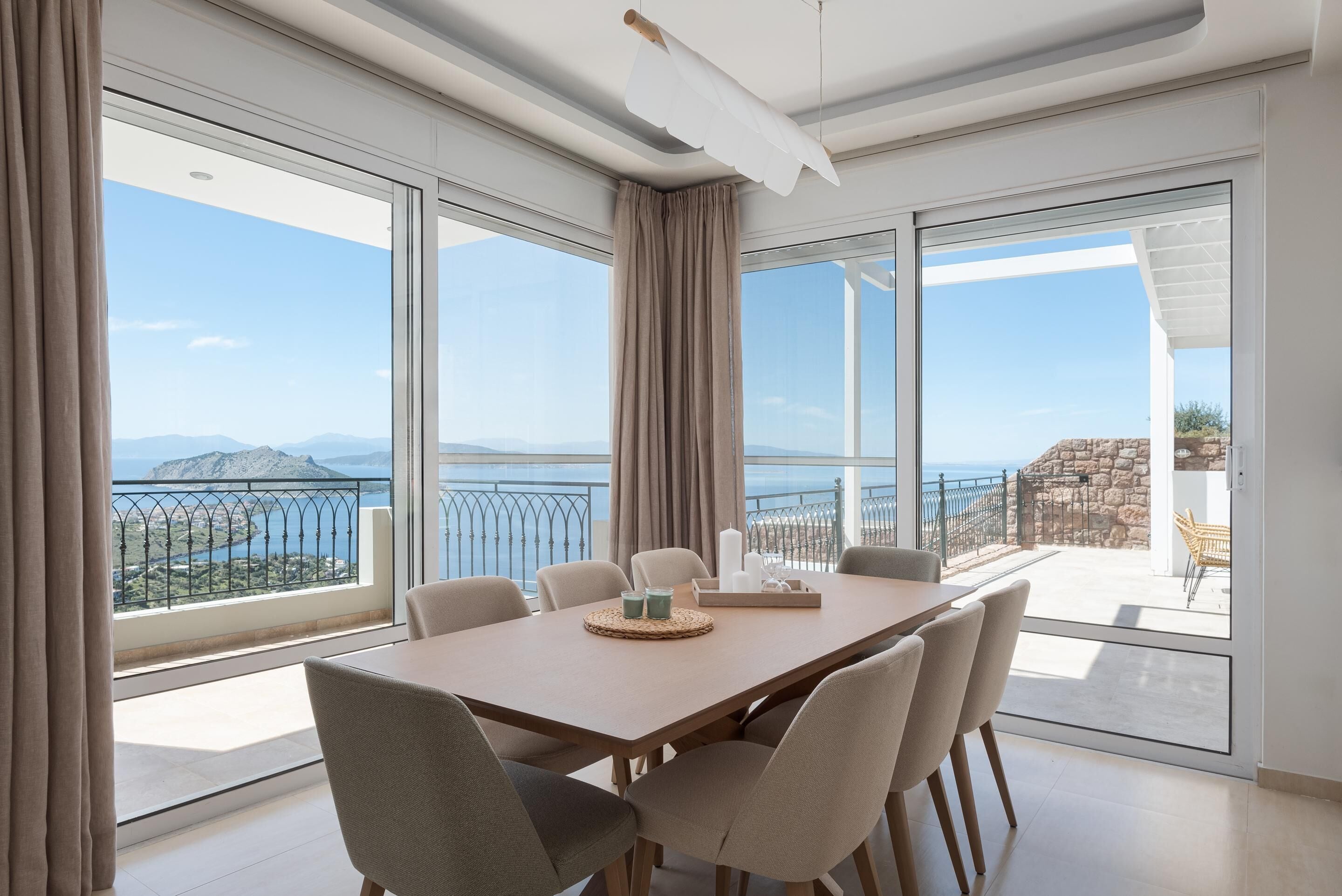 Villa Familiale | Coin séjour | TV connectée de 43 pouces avec chaînes par câble, cheminée, Netflix