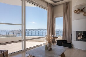 ファミリー ヴィラ | リビング エリア | 43 インチのスマートテレビ (ケーブル放送視聴可)、暖炉、Netflix