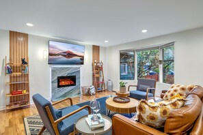 Älytelevisio, takka, kirjoja, tietokoneen näyttö