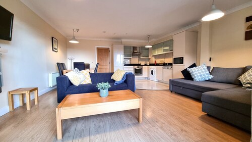 Spacious 2 Bedroom Apartment with Balcony. Early check-in