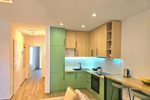 Fridge, oven, stovetop, dishwasher