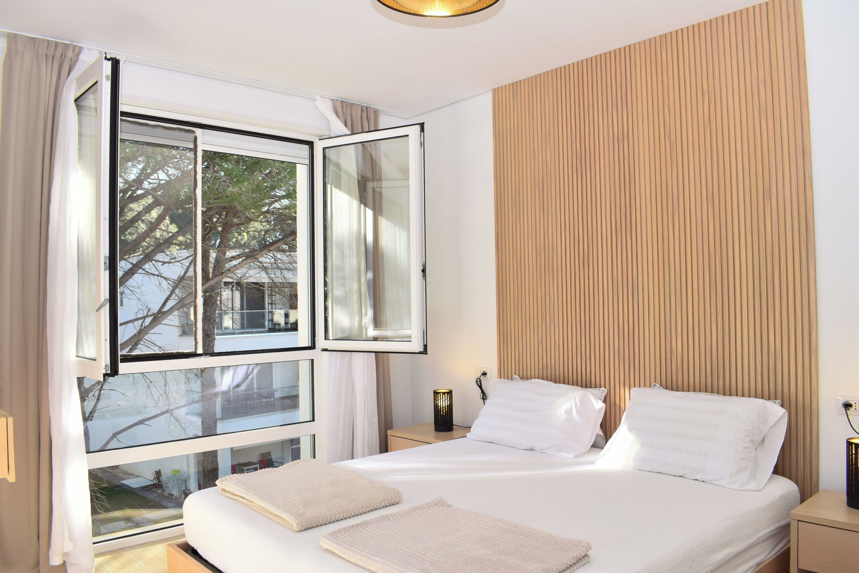 2 عدّة غرف نوم وواي فاي مجانًا وملاءات أسرّة