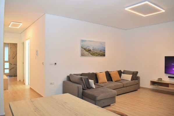 Appartement Familial, plusieurs chambres (San Pietro Holiday Retreat) | Coin séjour | TV connectée de 21 pouces avec chaînes par câble