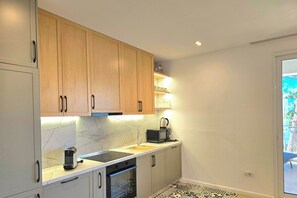 冰箱、微波炉、烤箱、炉灶