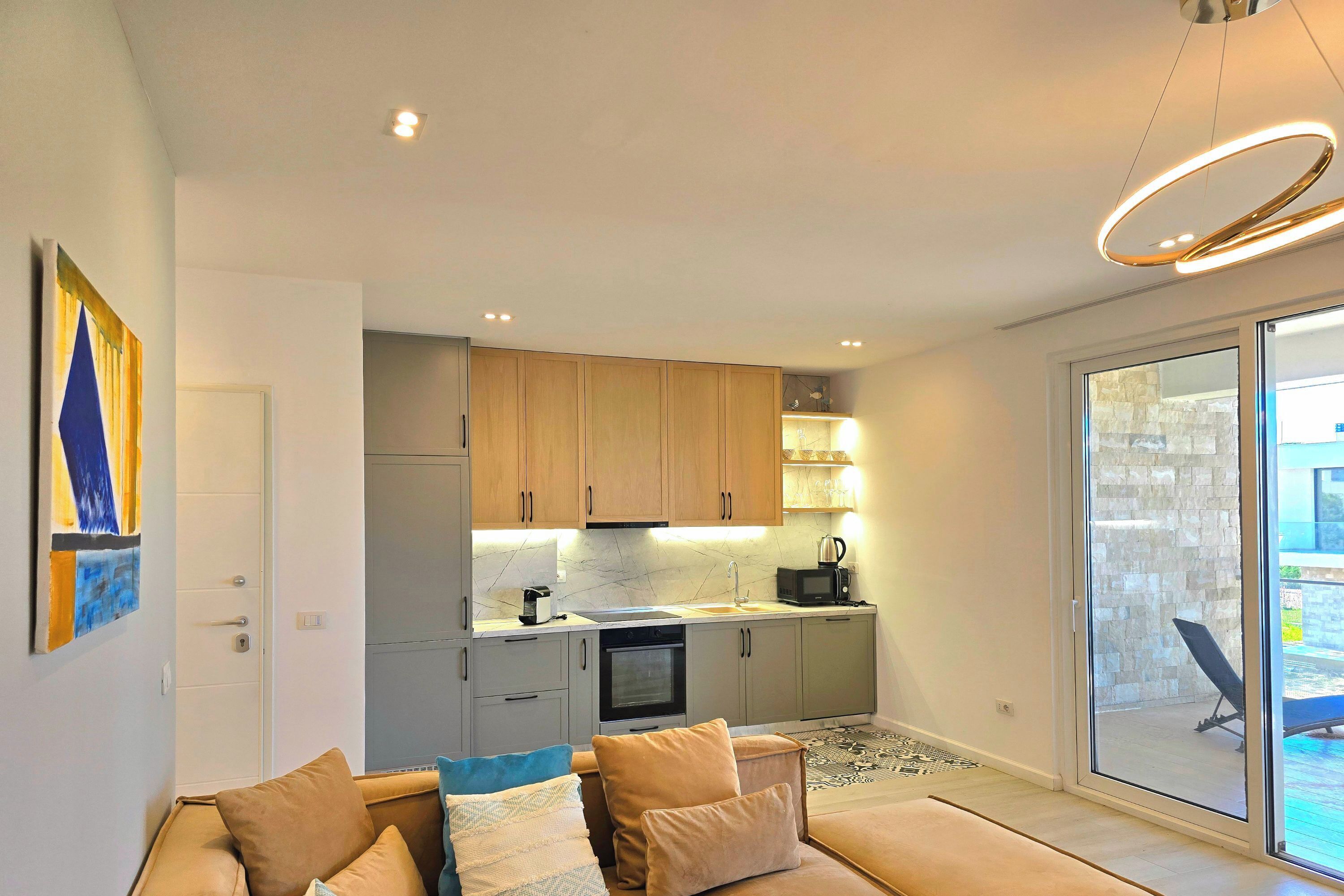 تلفزيون ذكي بحجم 21-بوصة يعرض قنوات تلفزيونية باشتراك مدفوع