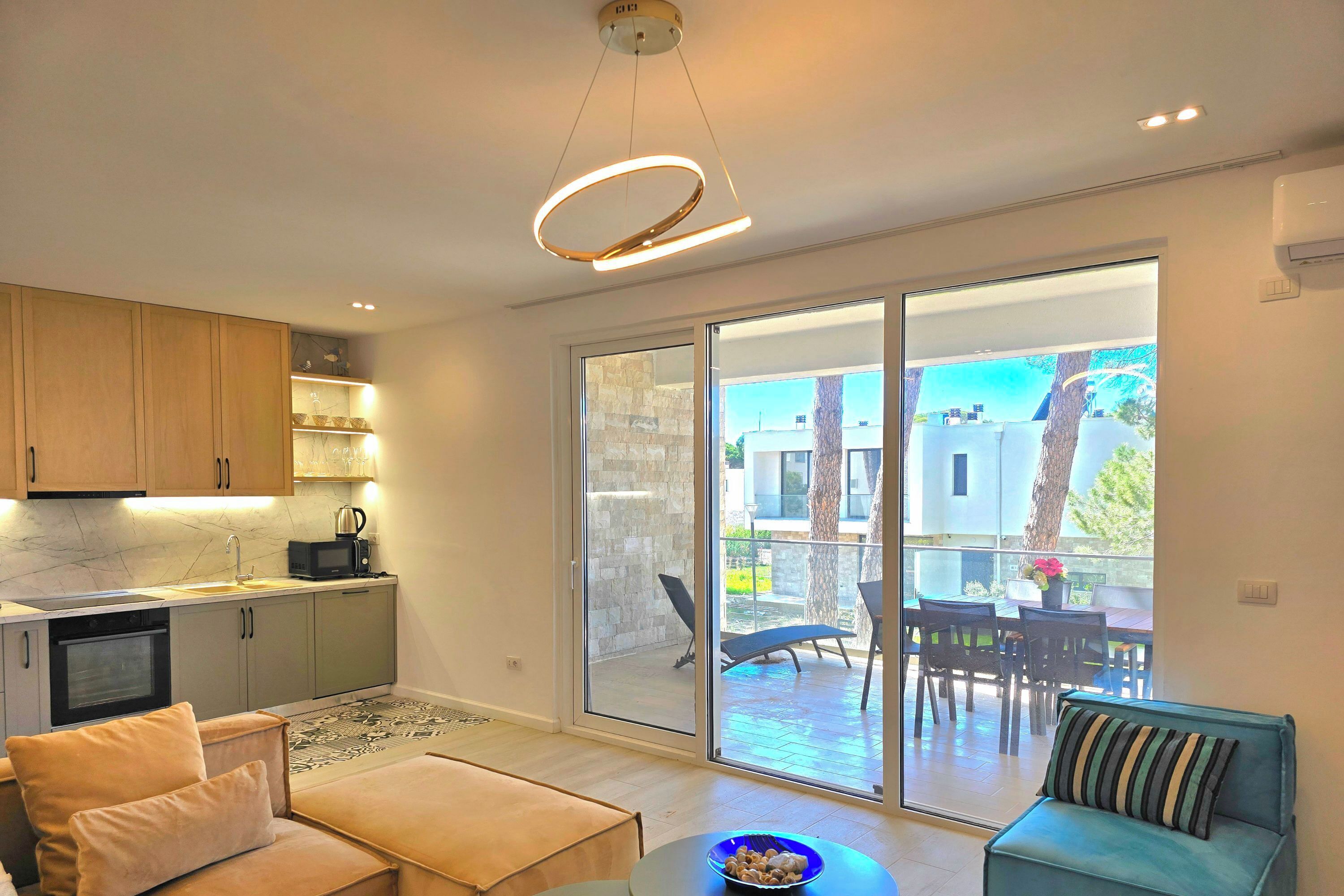 تلفزيون ذكي بحجم 21-بوصة يعرض قنوات تلفزيونية باشتراك مدفوع