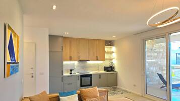 Appartamento familiare, 2 camere da letto (San Pietro Serenity Home) | Area soggiorno | Smart TV 21 pollici con canali via cavo