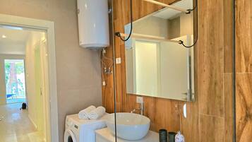 Family Apartment, Multiple Bedrooms (San Pietro Serenity Home) | Bathroom | Shower, hair dryer, towels, soap
