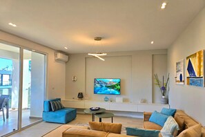 Familieleilighet, flere soverom (San Pietro Serenity Home) | Oppholdsområde | En 21-tommers smart-TV med kabel-kanaler